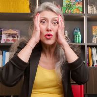 Valeria Sechi seduta mentre si tiene la testa tra le mani