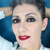 Primo piano di Valeria Sechi con rossetto rosso e smokey eyes